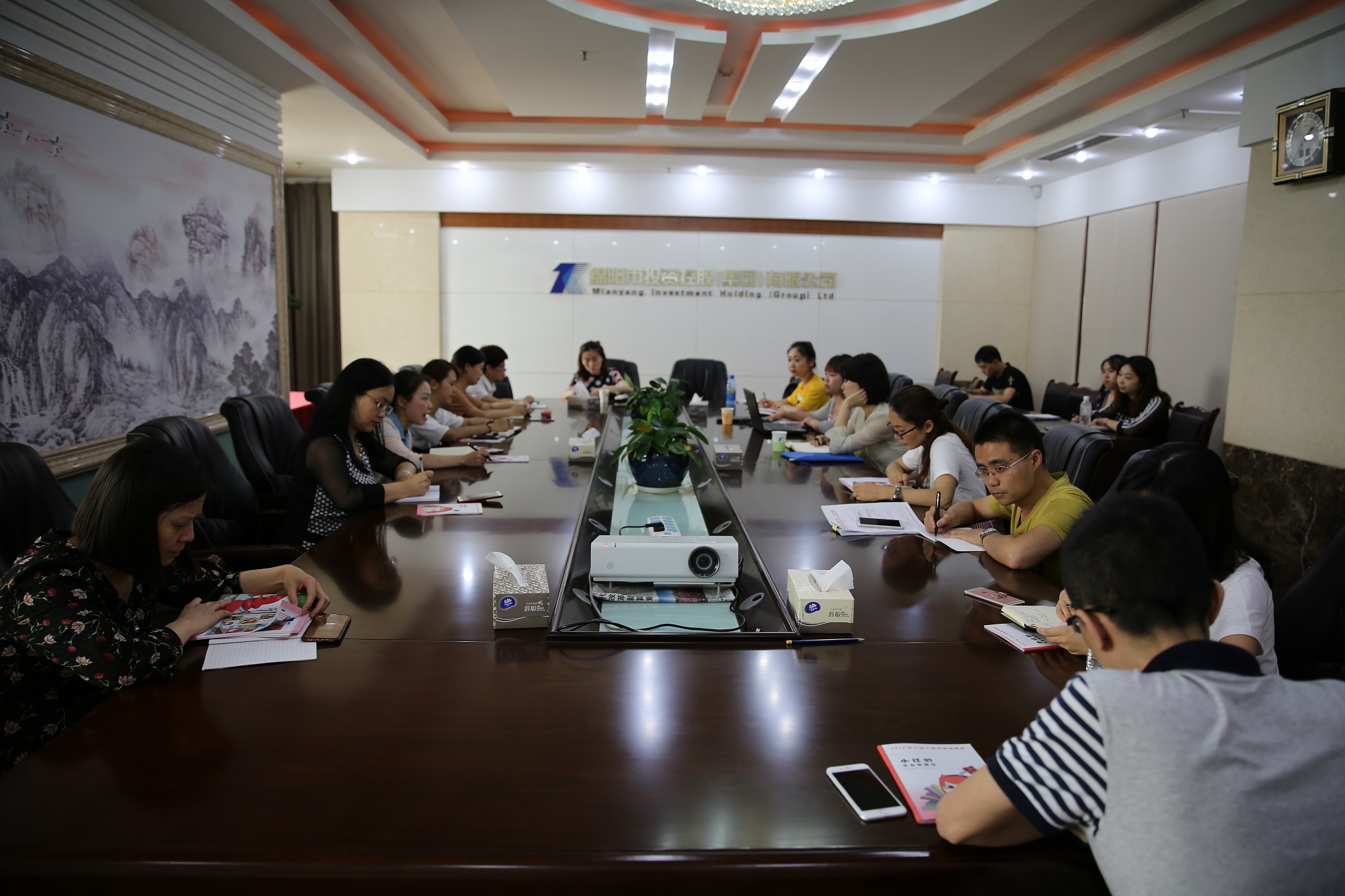 走進(jìn)檔案 強化培訓(xùn) 提升管理——綿投集團(tuán)組織召開“國際檔案日”宣貫及業(yè)務(wù)培訓(xùn)會