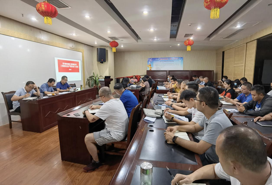 圖一：9月8日，嘉來(lái)建工召開安全生產(chǎn)擴(kuò)大會(huì)議，組織安委會(huì)成員、工程管理人員、分包合作單位現(xiàn)場(chǎng)負(fù)責(zé)人、安全管理員集體學(xué)習(xí)新《安全生產(chǎn)法》。_副本