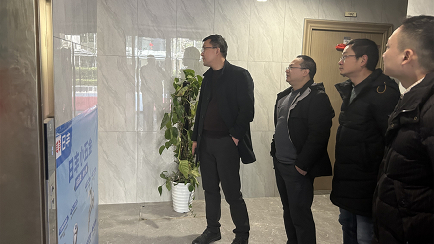 圖四：集團黨委委員、副總經理余佰宣督導綿投置地安全工作