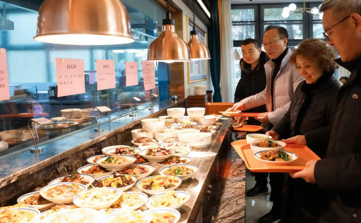 小碗菜里惠民生！人大代表點贊東津酒店親民服務(wù)